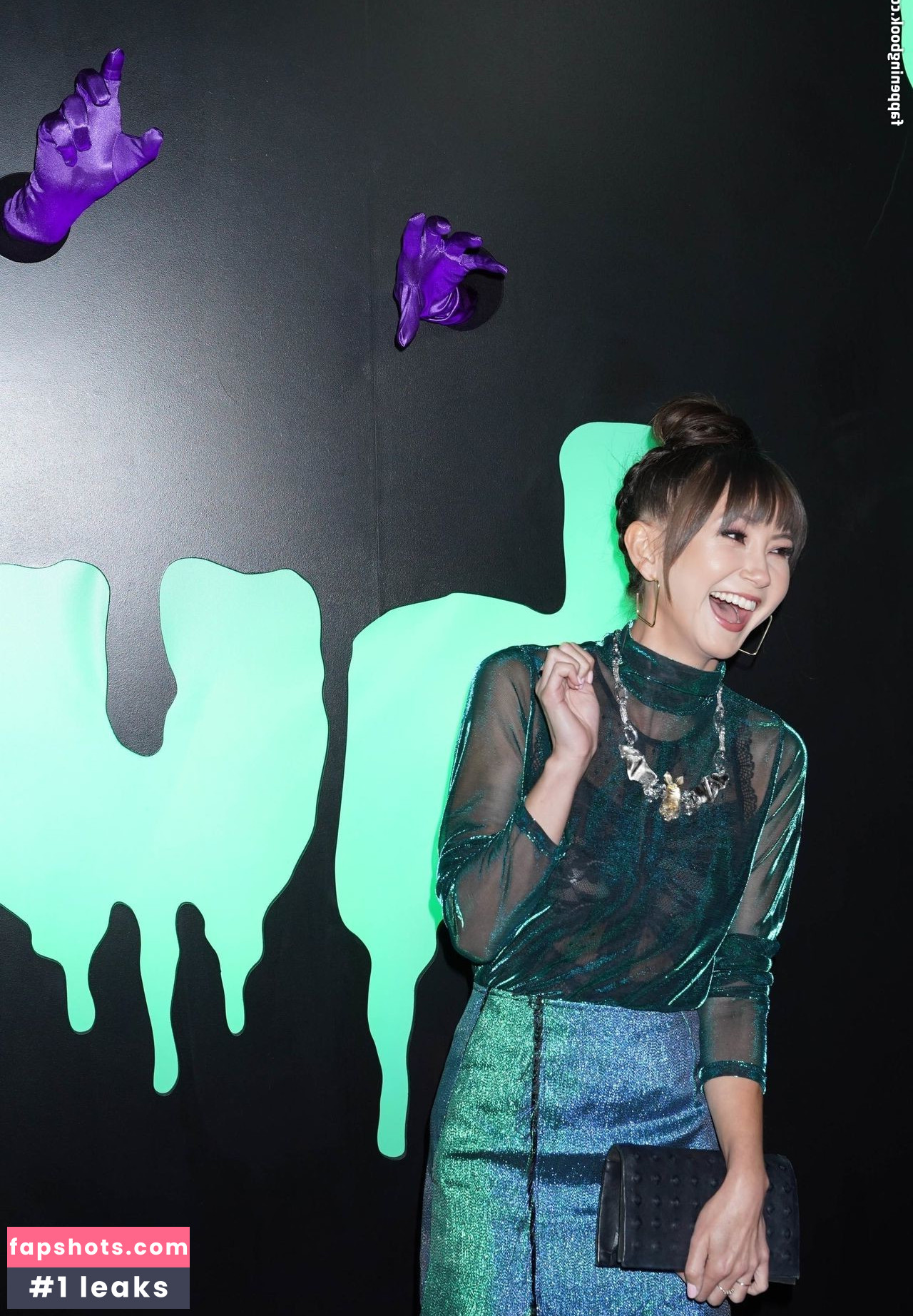 Kimiko Glenn gallery photo #112