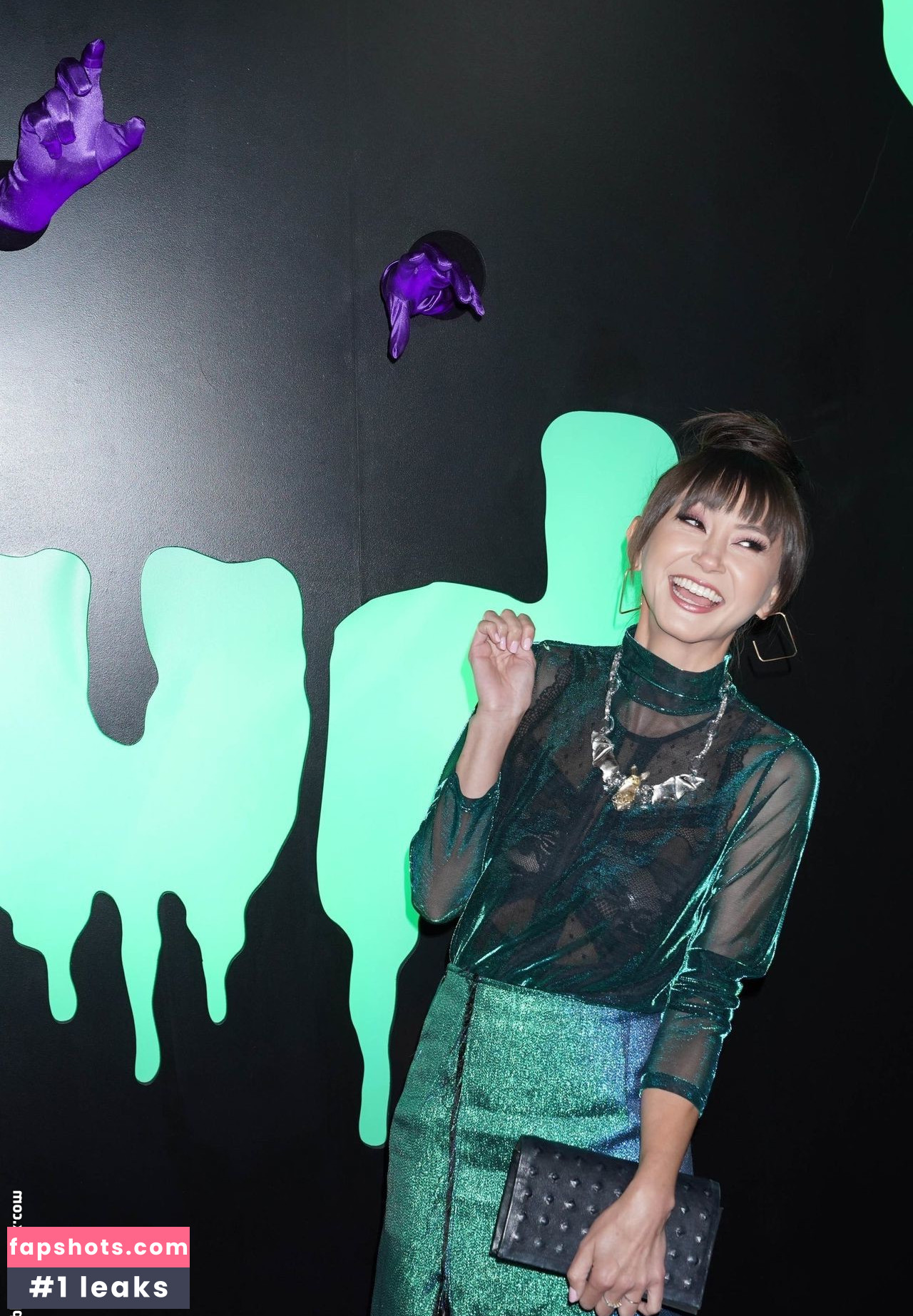 Kimiko Glenn gallery photo #113