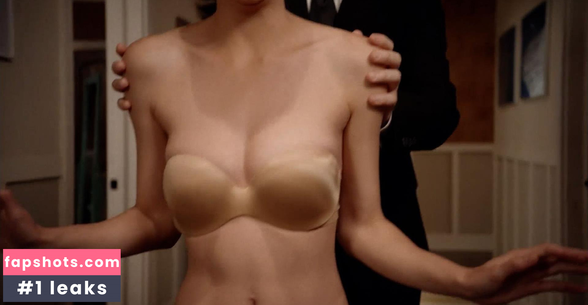 Kimiko Glenn gallery photo #127