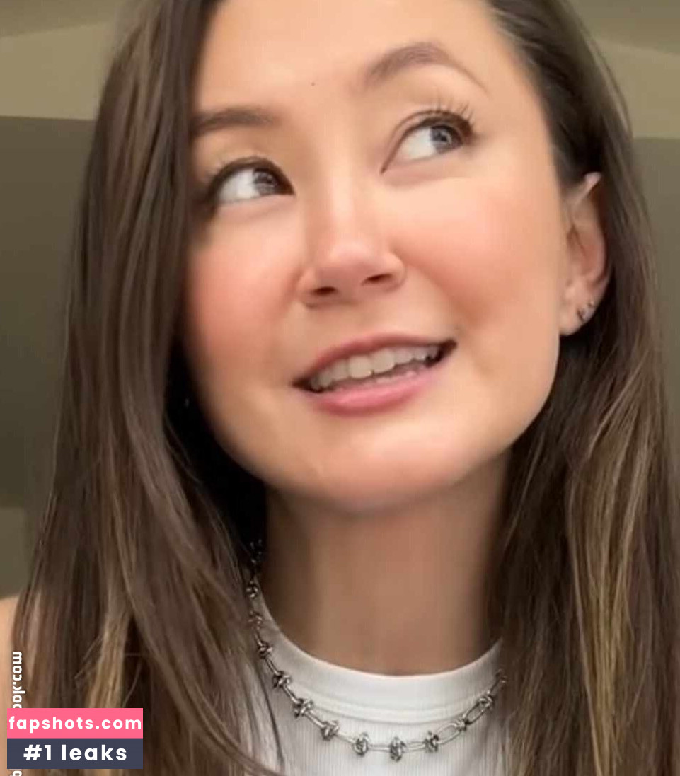 Kimiko Glenn gallery photo #23