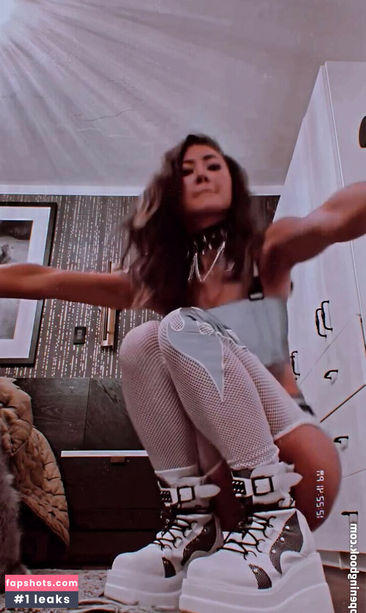 Kimiko Glenn gallery photo #28