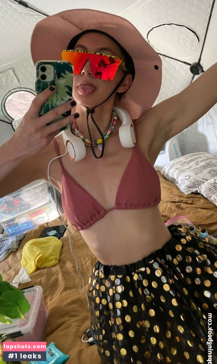 Kimiko Glenn gallery photo #43