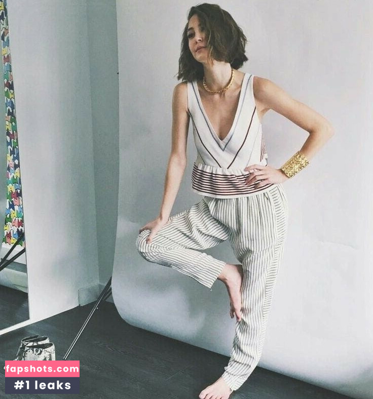 Kimiko Glenn gallery photo #46