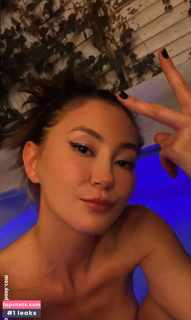 Kimiko Glenn gallery photo #60