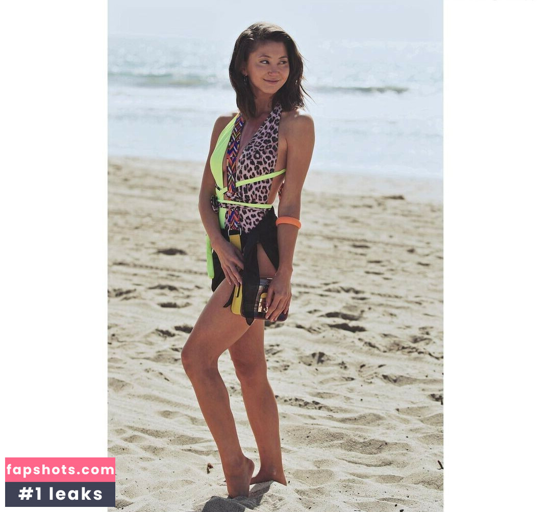 Kimiko Glenn gallery photo #63