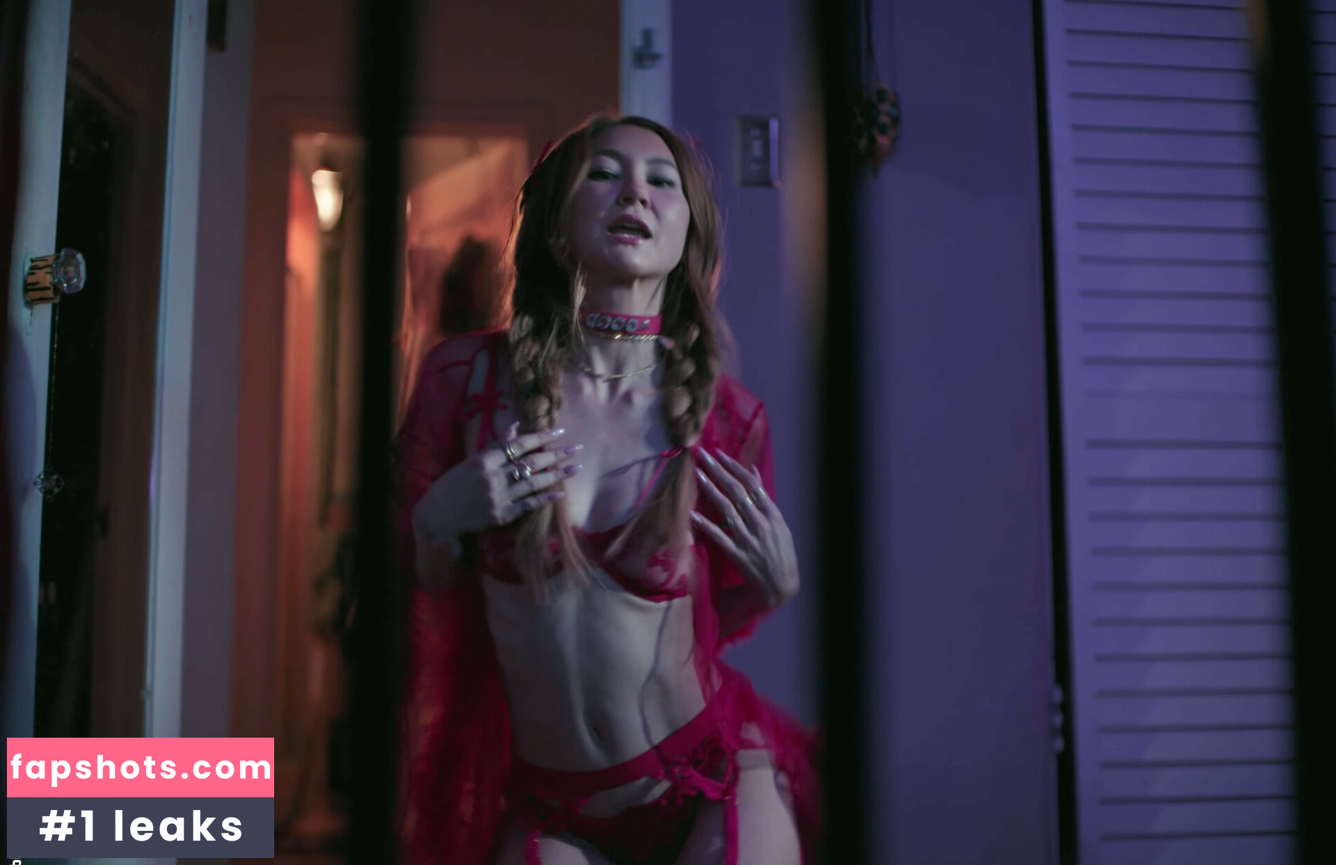 Kimiko Glenn gallery photo #10