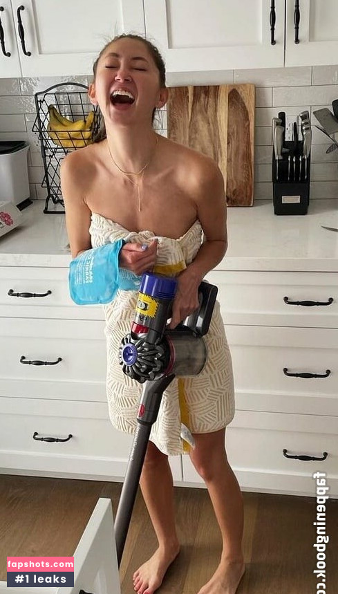 Kimiko Glenn gallery photo #93