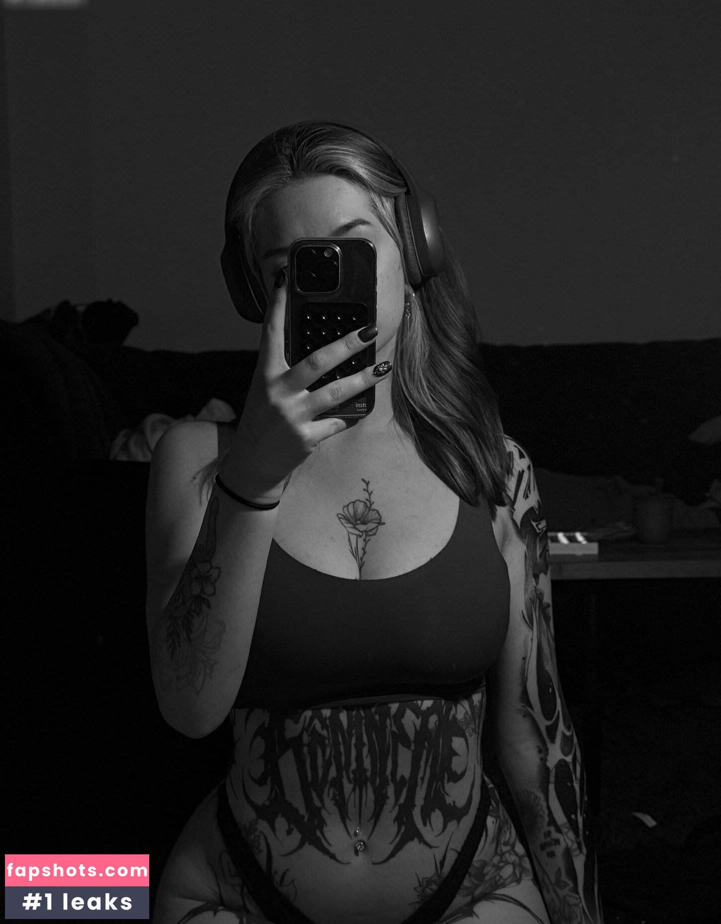 Kira-Julie gallery photo #2