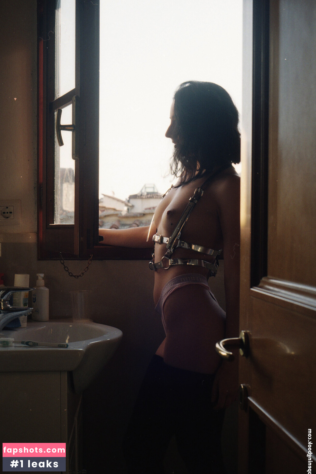 Kira Oneida gallery photo #4