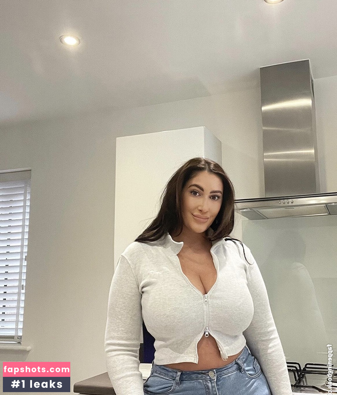 Kirstie V gallery photo #14