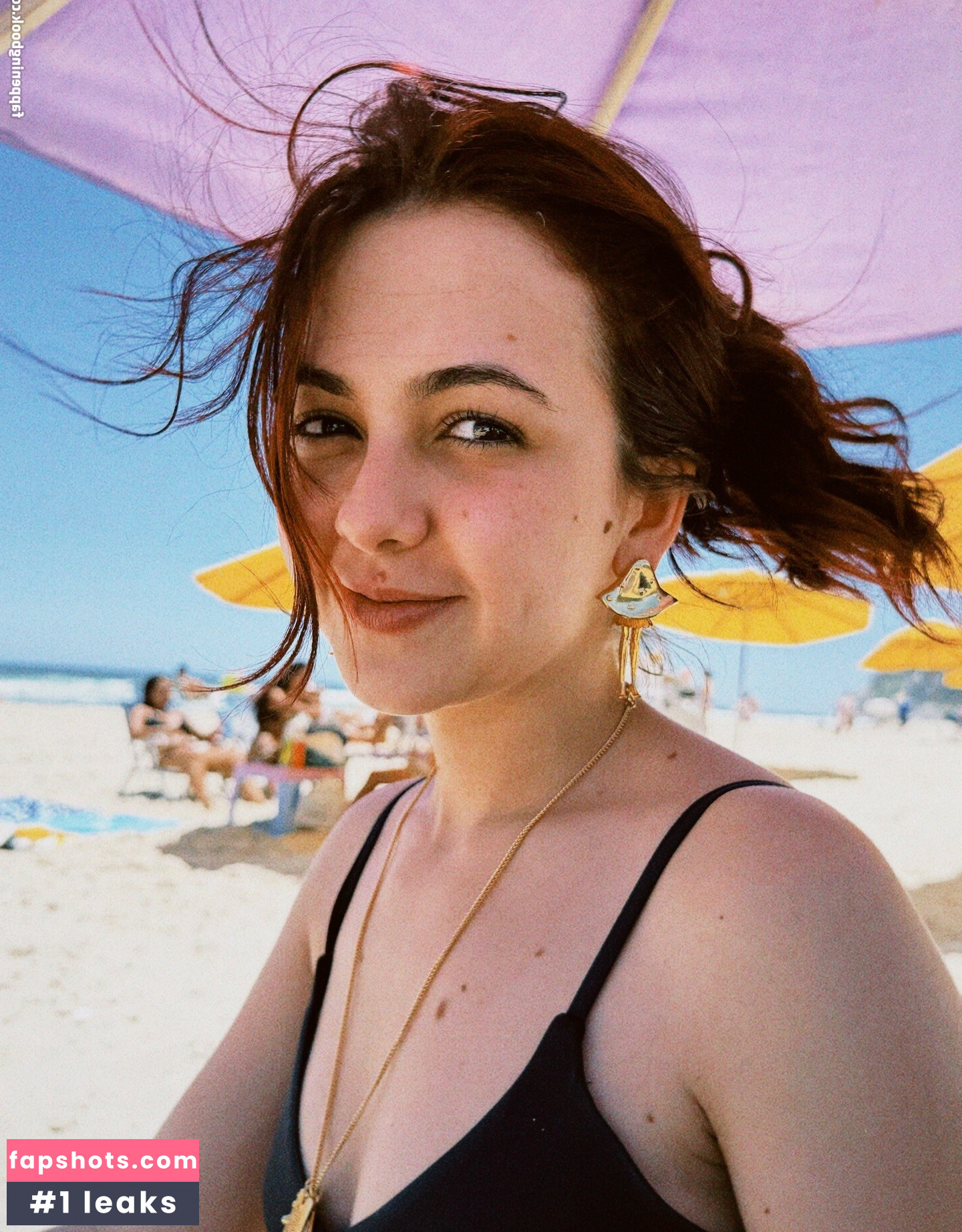 Klara Castanho gallery photo #5