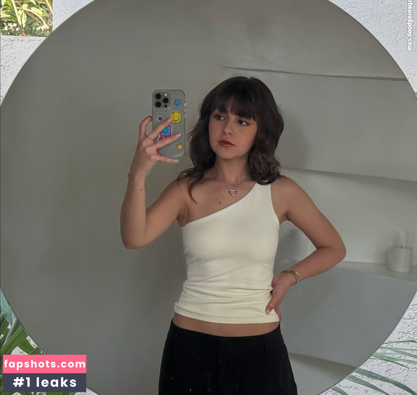 Klara Castanho gallery photo #8