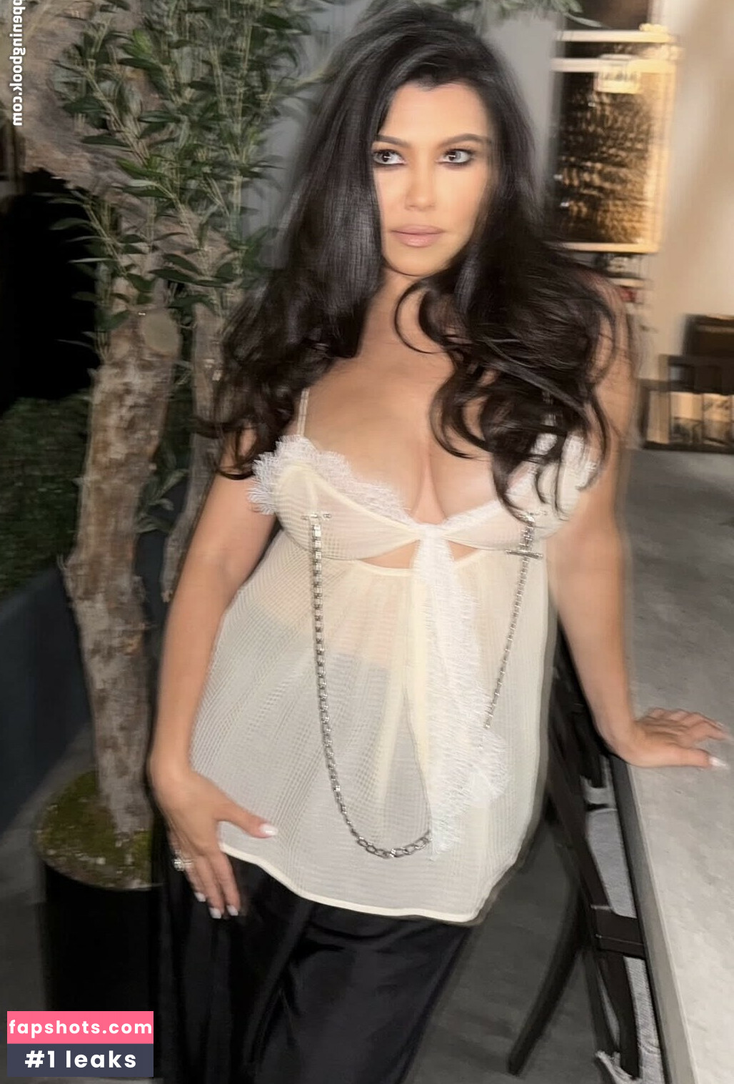 Kourtney Kardashian gallery photo #10