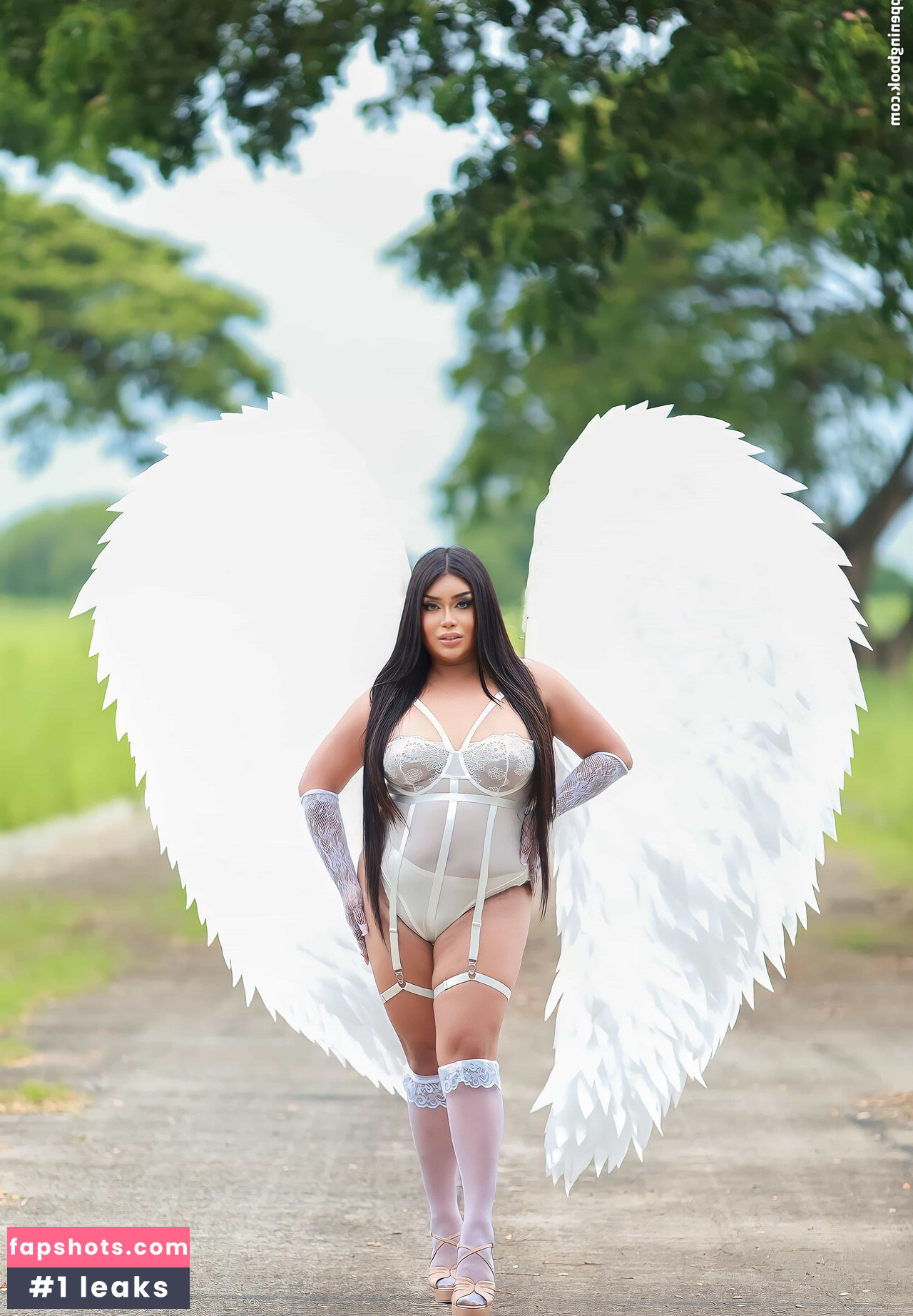 Kyla Yung gallery photo #10