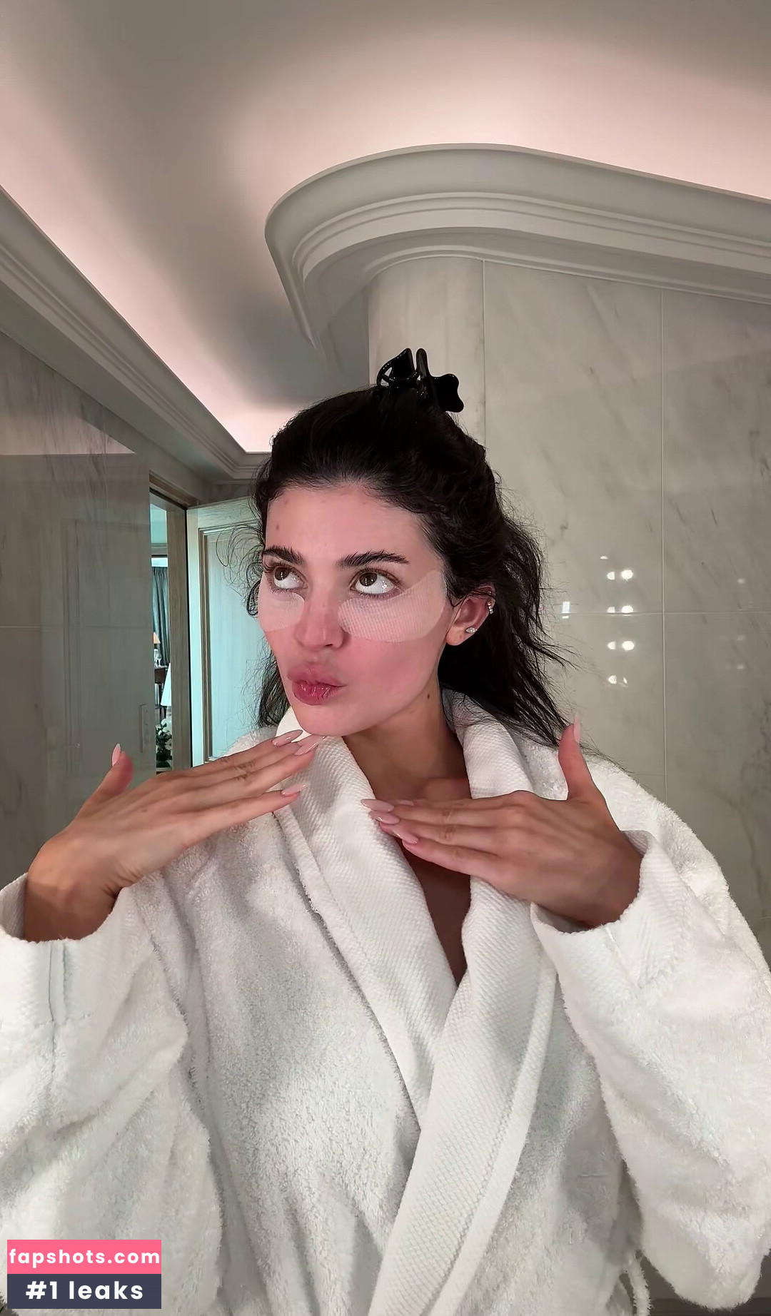 Kylie Jenner gallery photo #111