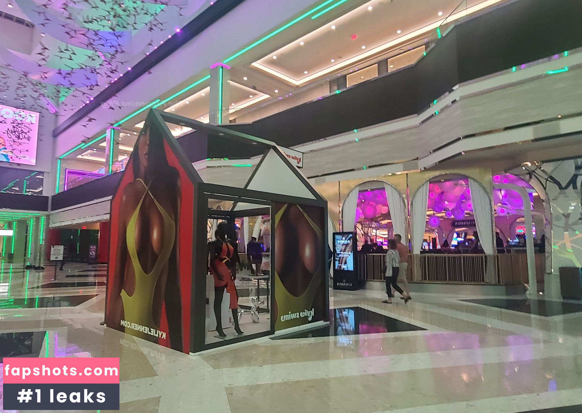 Kylie Jenner gallery photo #2015