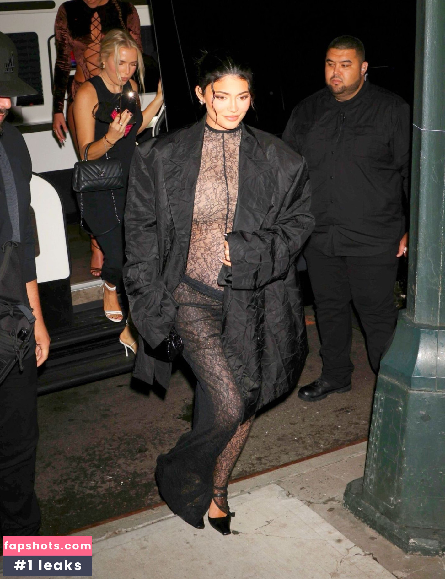 Kylie Jenner gallery photo #2017