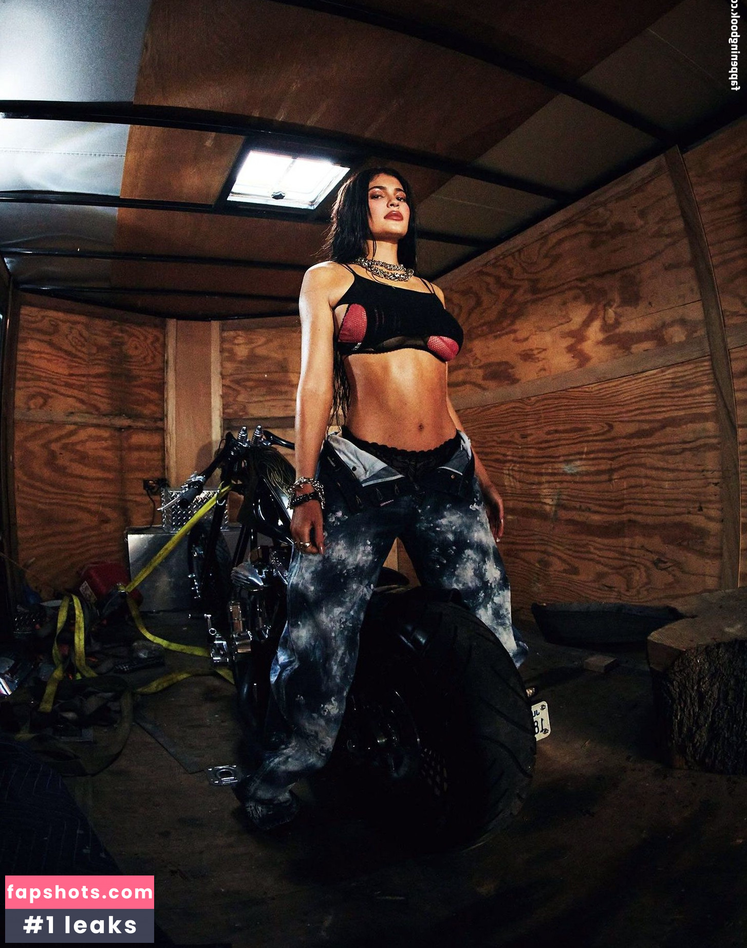 Kylie Jenner gallery photo #2045