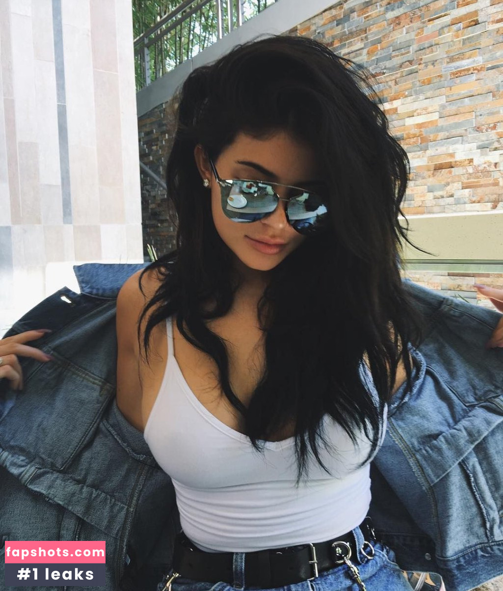 Kylie Jenner gallery photo #2310