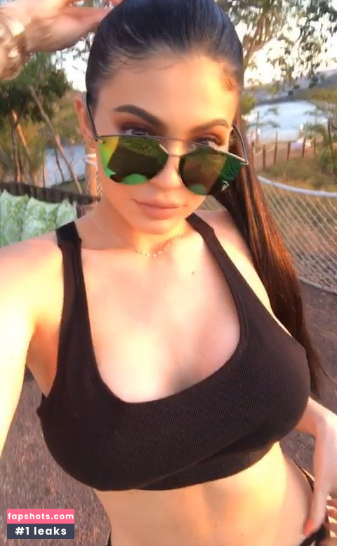 Kylie Jenner gallery photo #2343