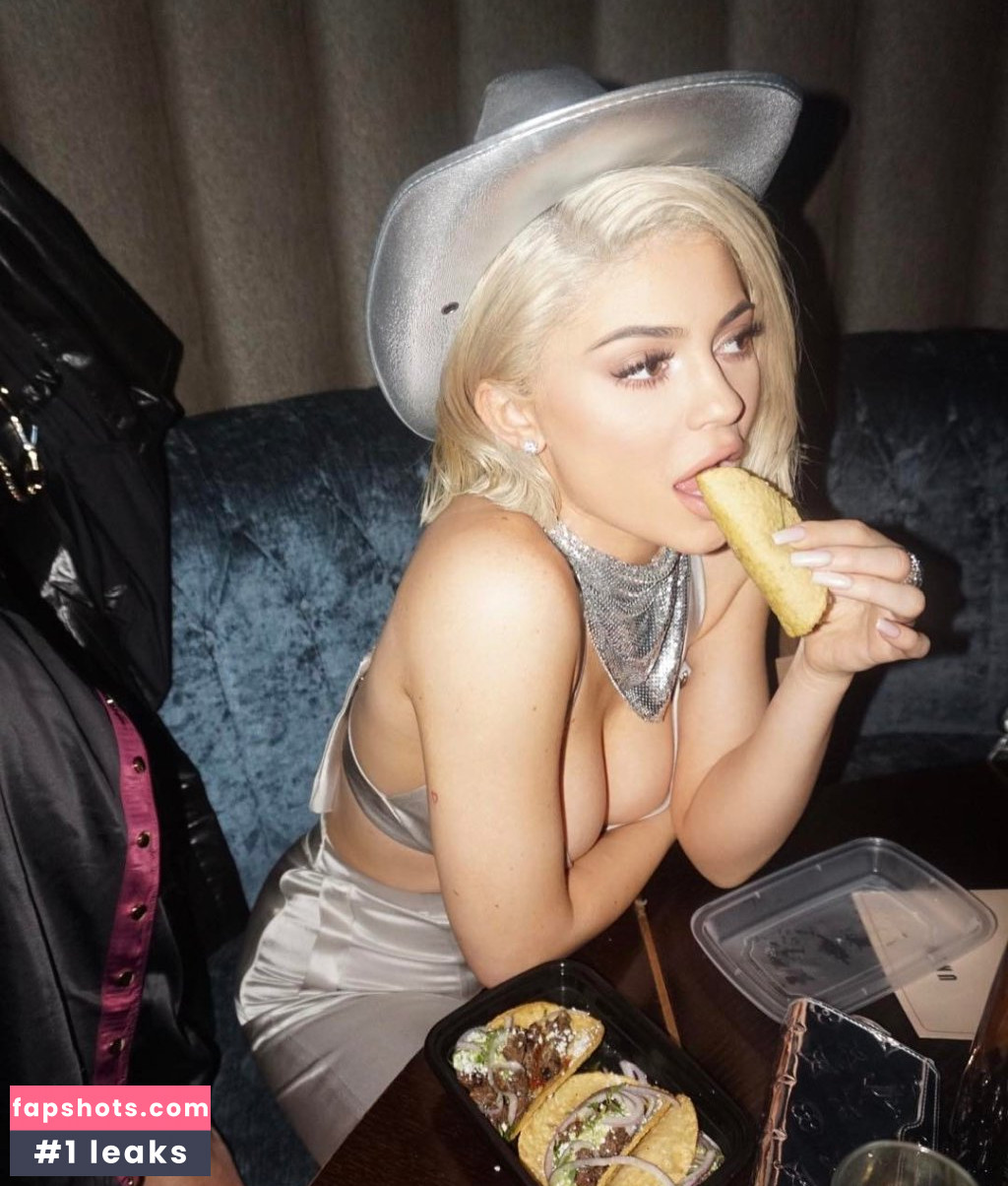 Kylie Jenner gallery photo #2348