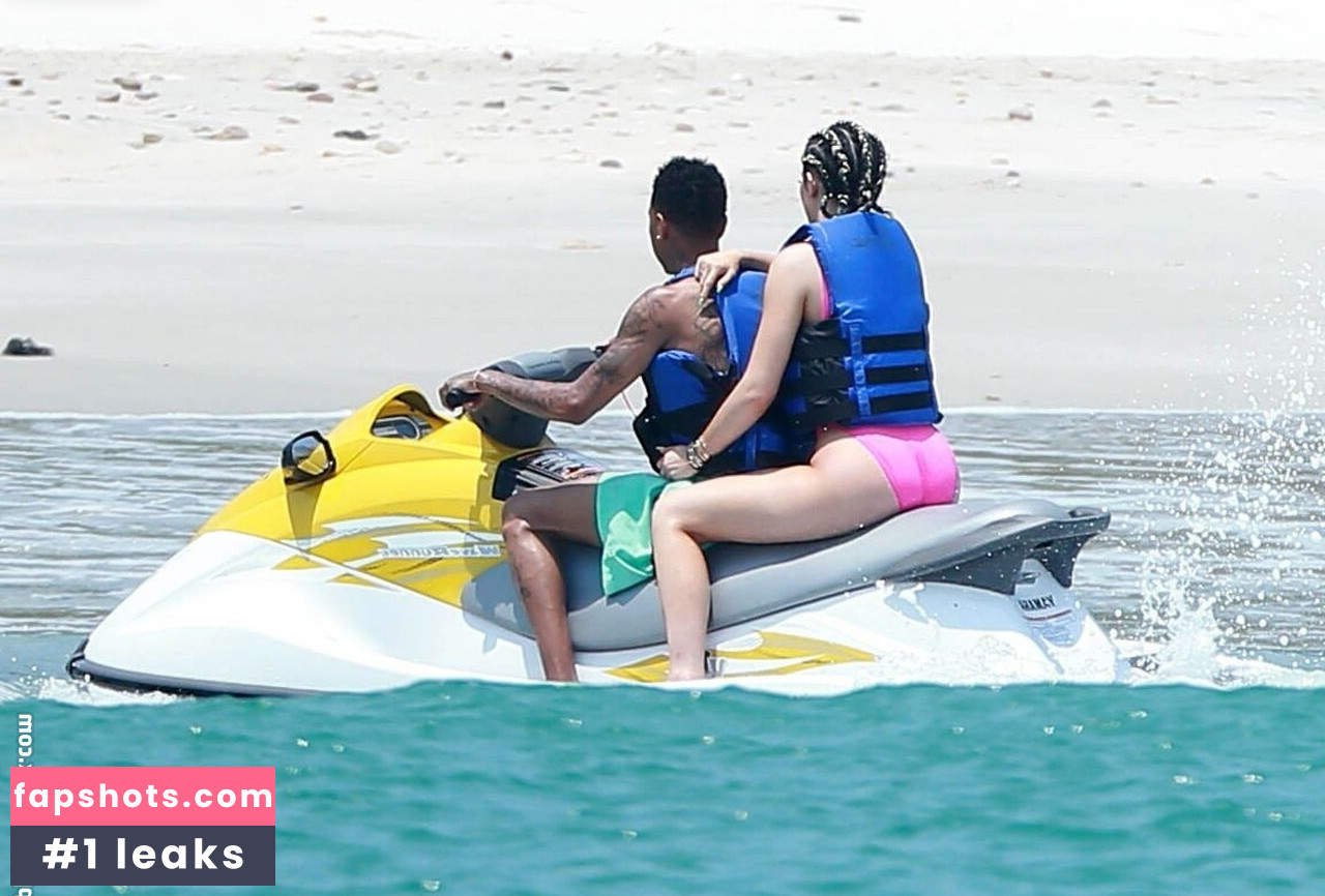 Kylie Jenner gallery photo #324