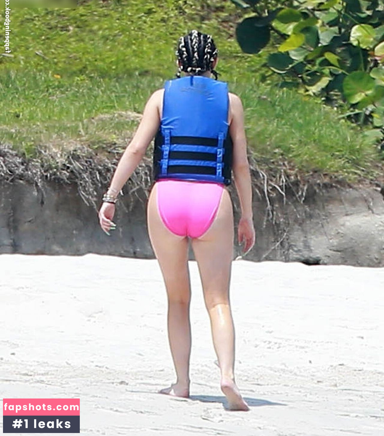 Kylie Jenner gallery photo #338