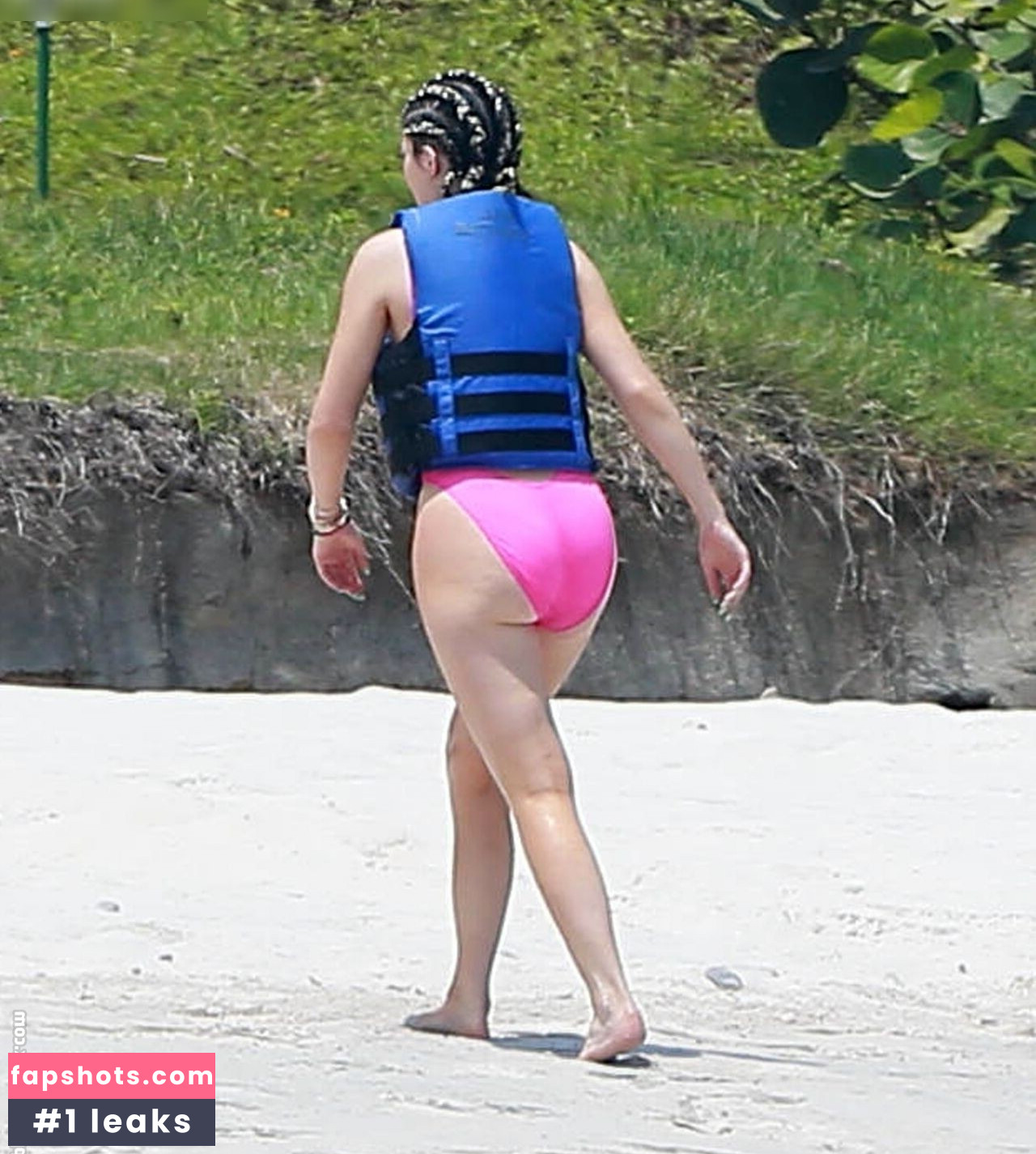 Kylie Jenner gallery photo #341