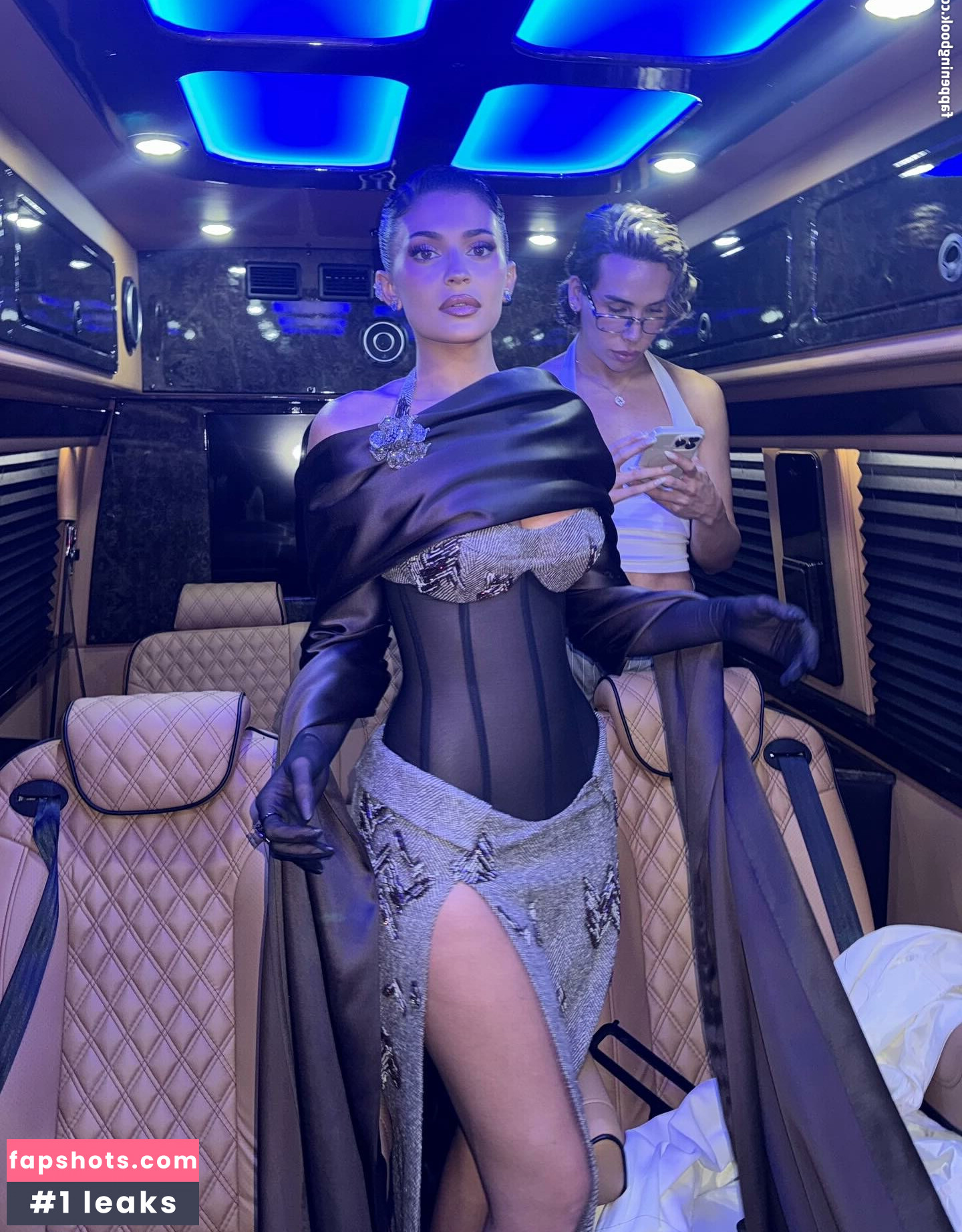 Kylie Jenner gallery photo #399