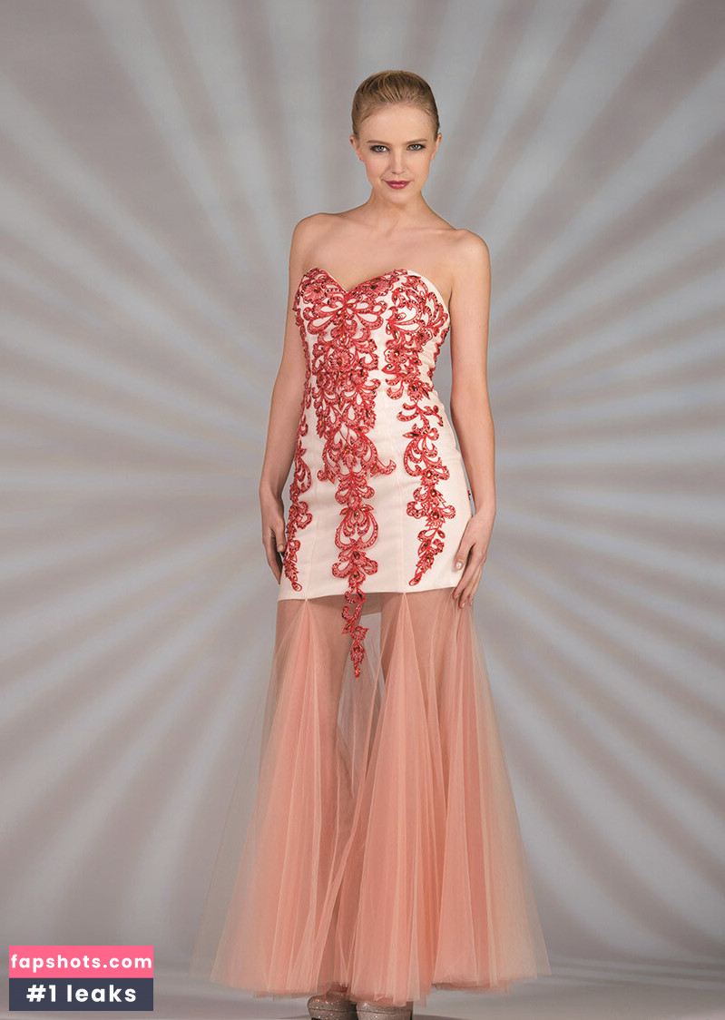 La Divine nude babe gallery