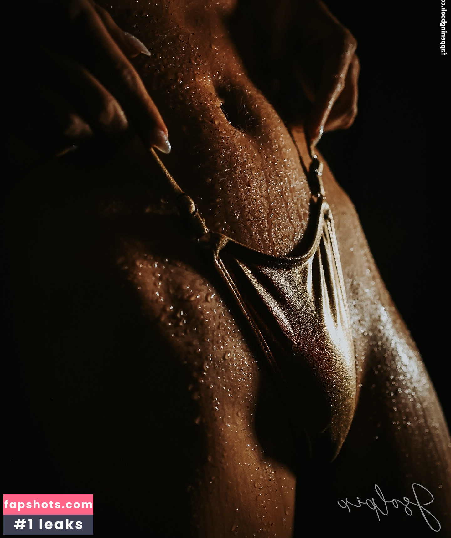 Lady In The Streets nude babe gallery