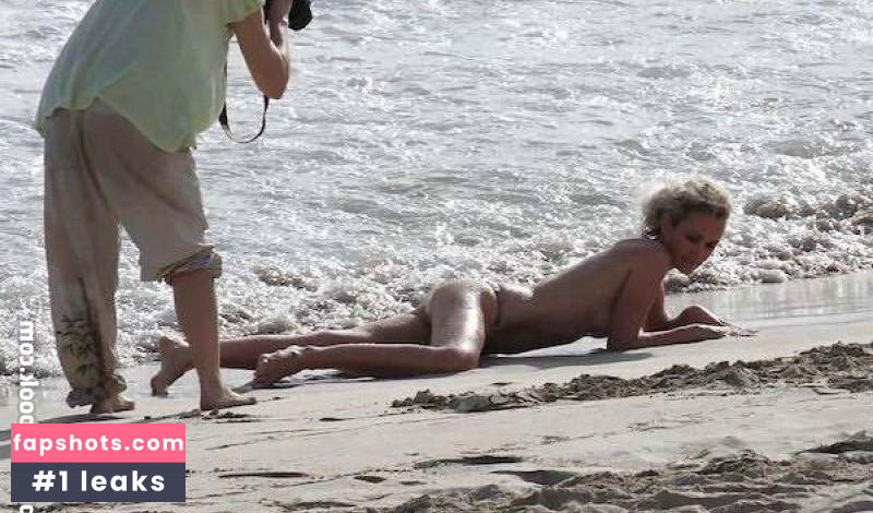 Laeticia Hallyday gallery photo #43