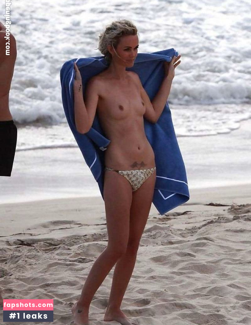 Laeticia Hallyday gallery photo #49