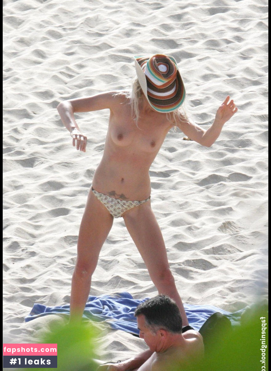 Laeticia Hallyday gallery photo #87