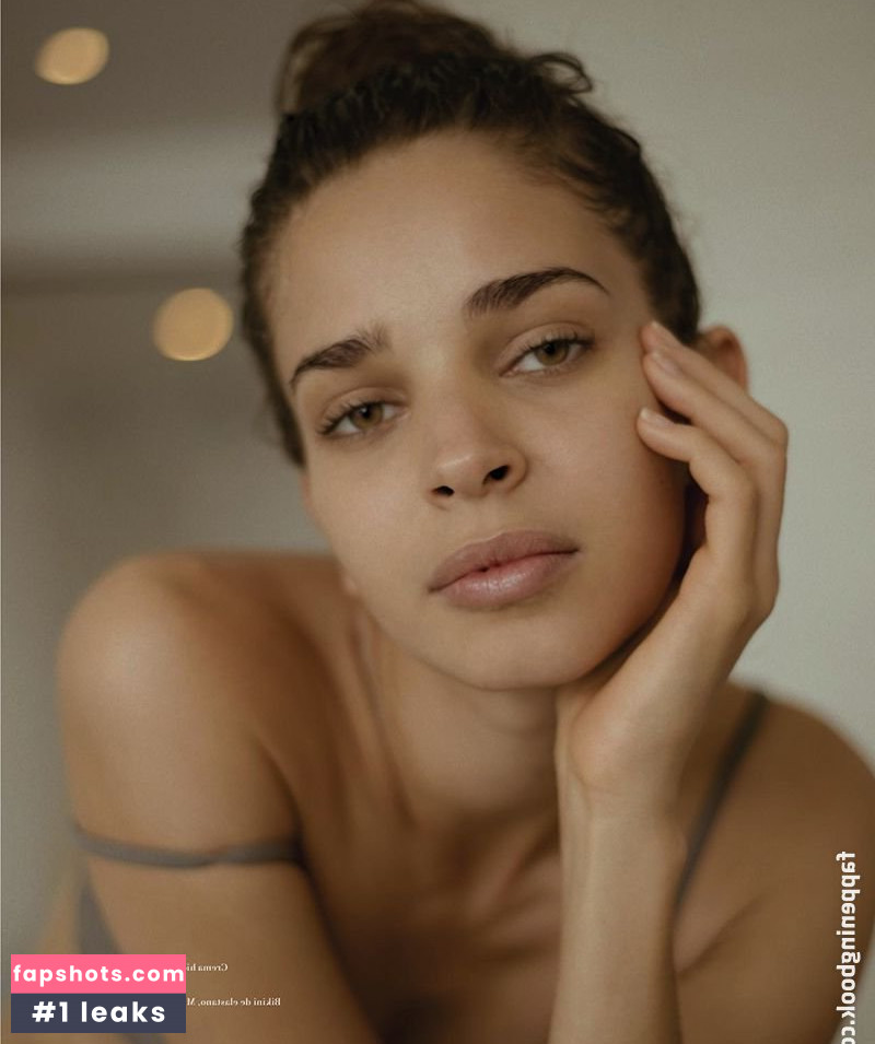 Laissa Medeiros gallery photo #9