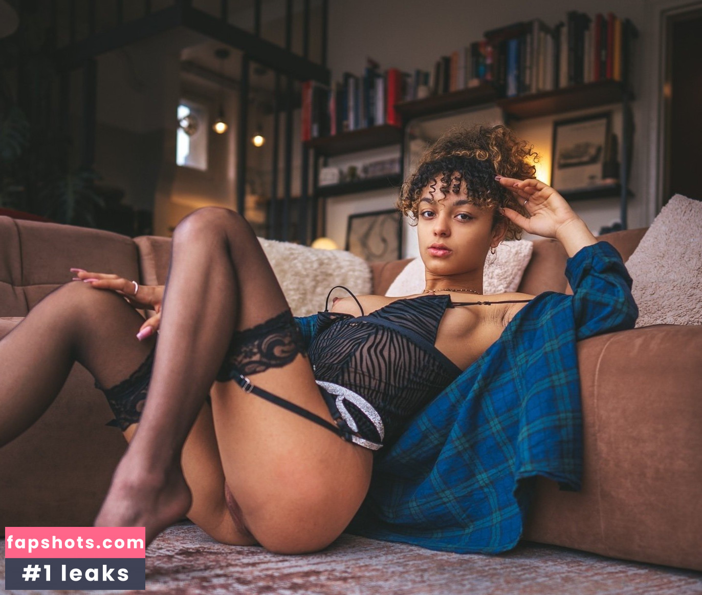 Laly_mdl gallery photo #9