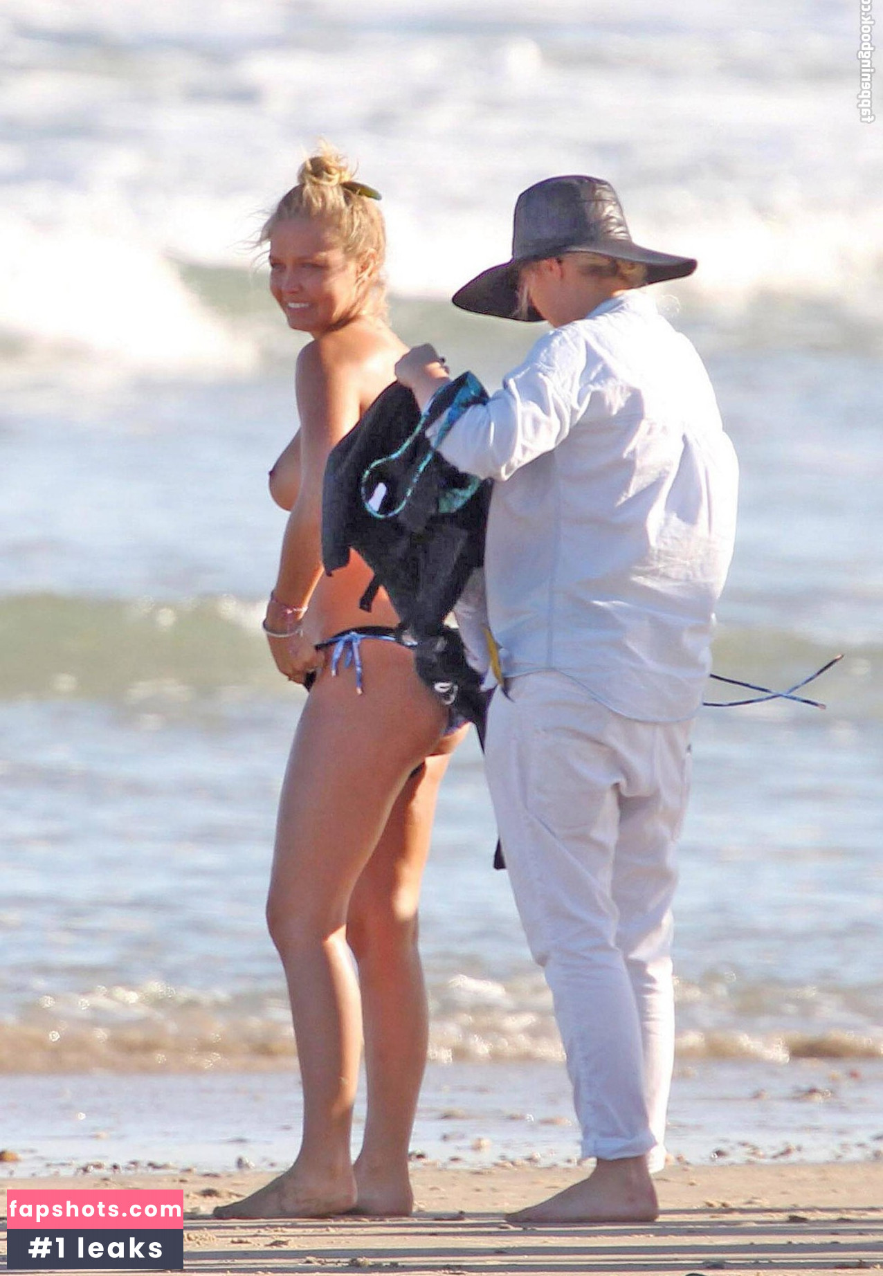 Lara Bingle gallery photo #32