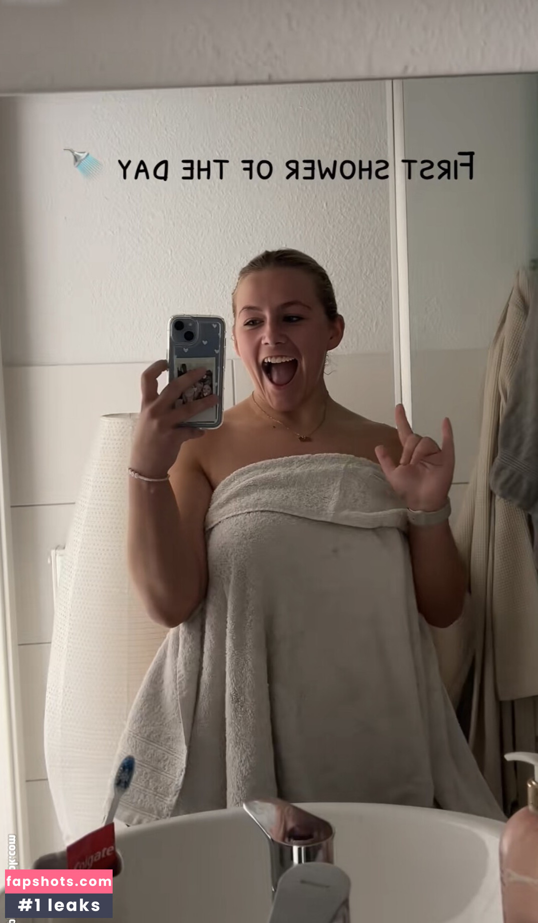 Lara Esser nude babe gallery