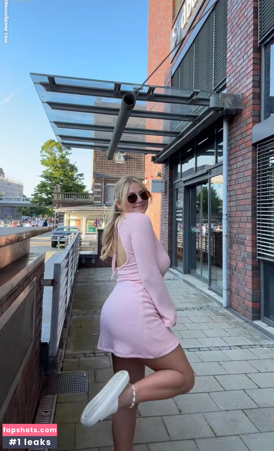 Lara Esser gallery photo #9