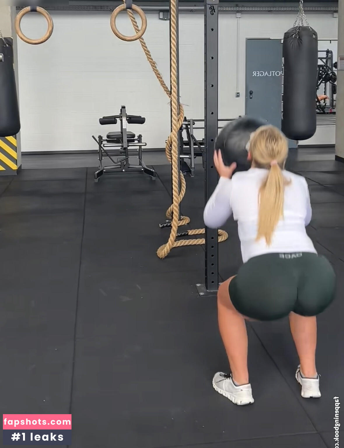 Lara Esser gallery photo #10