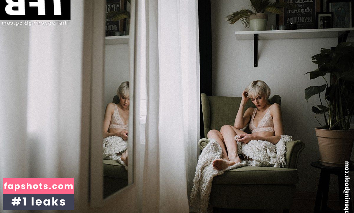 Lara Helmrich gallery photo #3