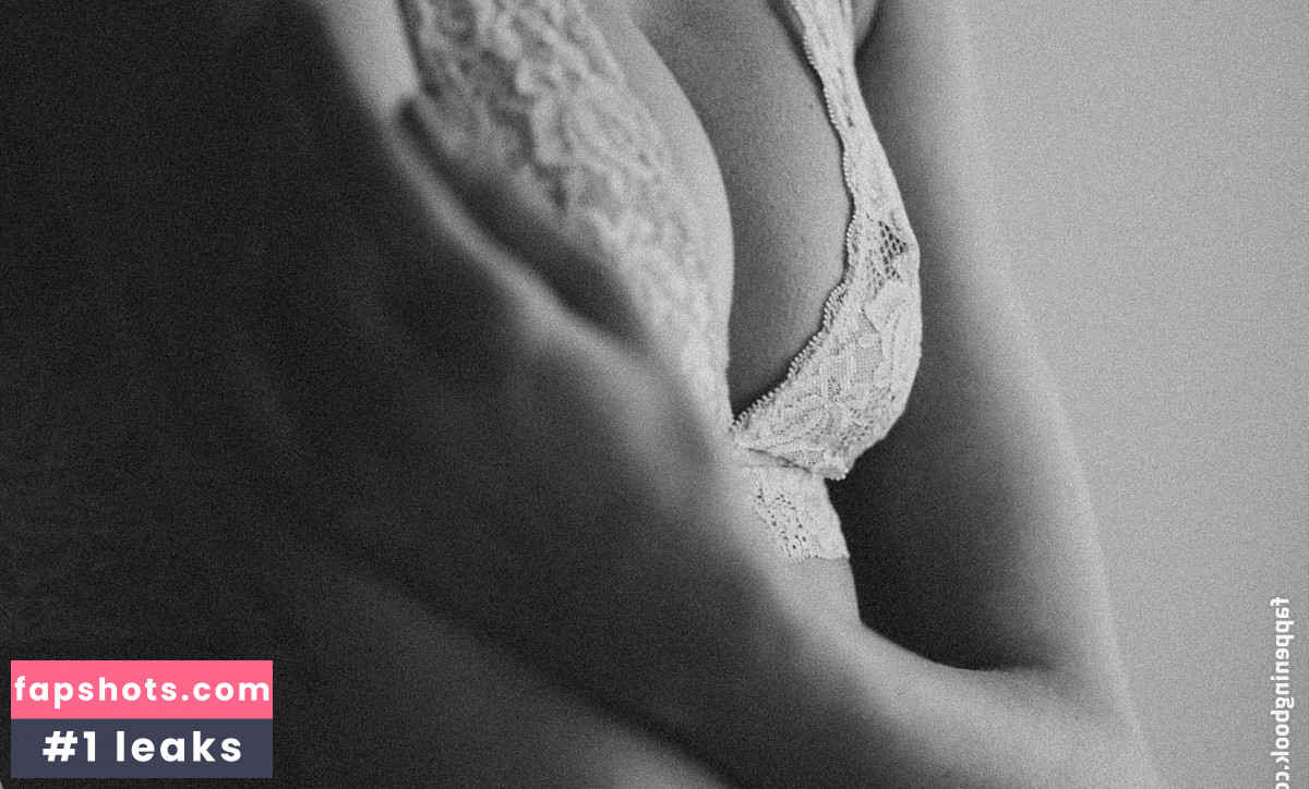 Lara Helmrich gallery photo #10