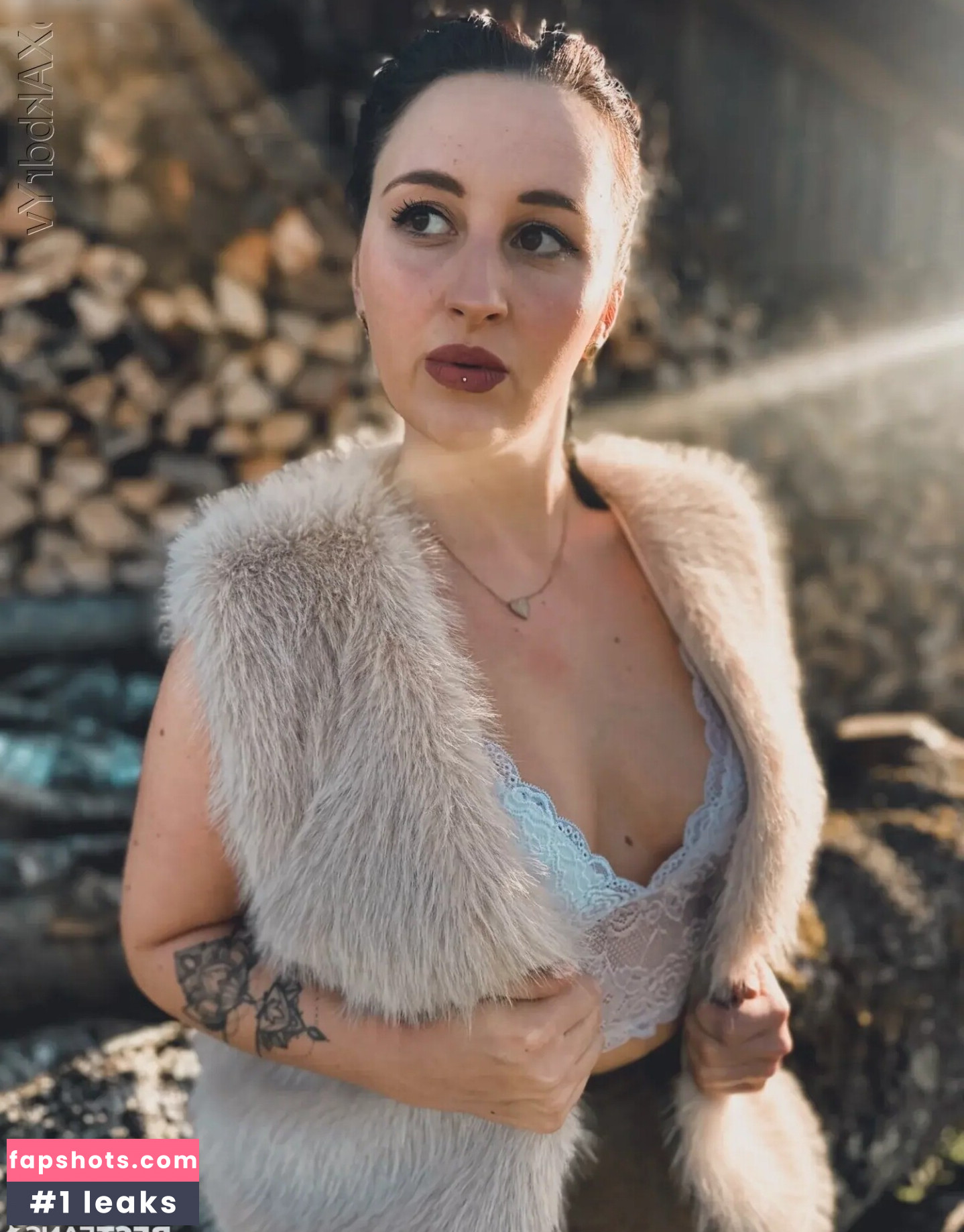 Lara Love gallery photo #7