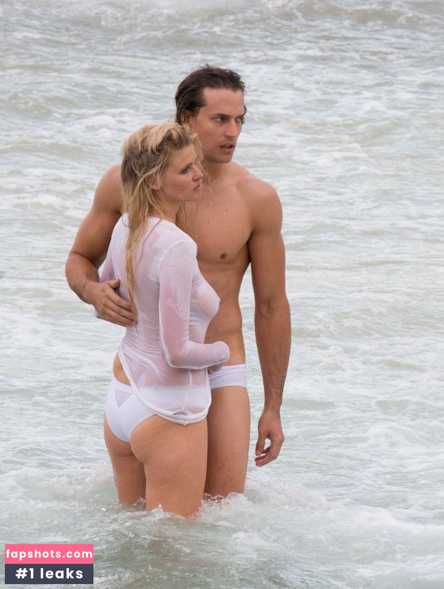 Lara Stone gallery photo #119