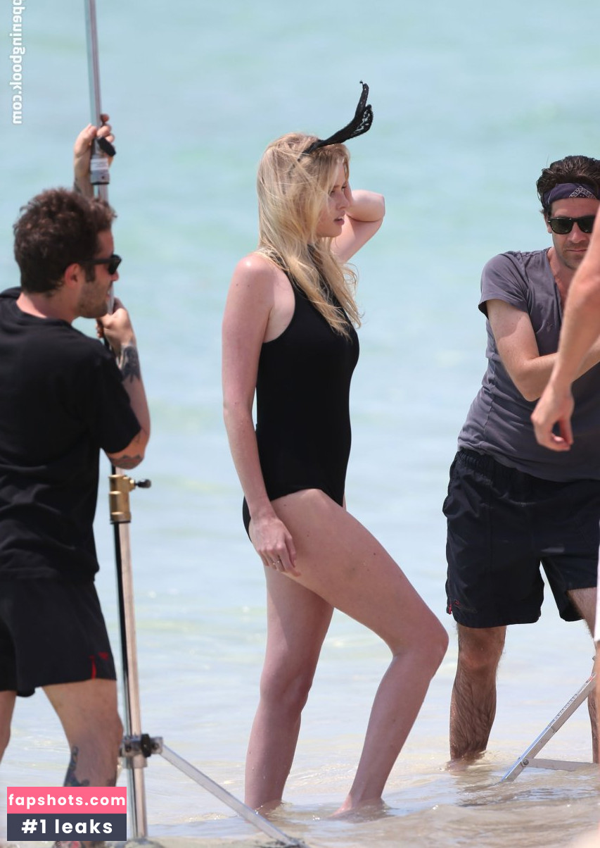 Lara Stone gallery photo #131