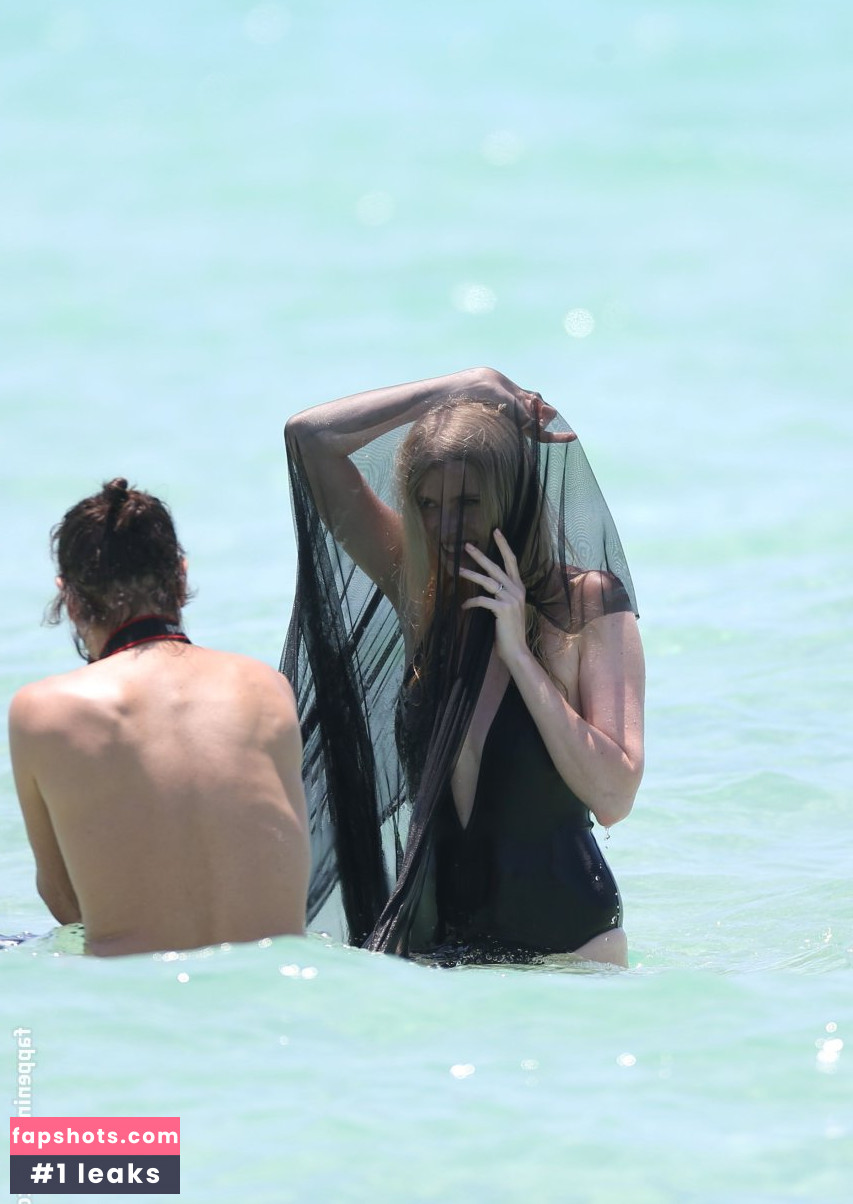 Lara Stone gallery photo #133