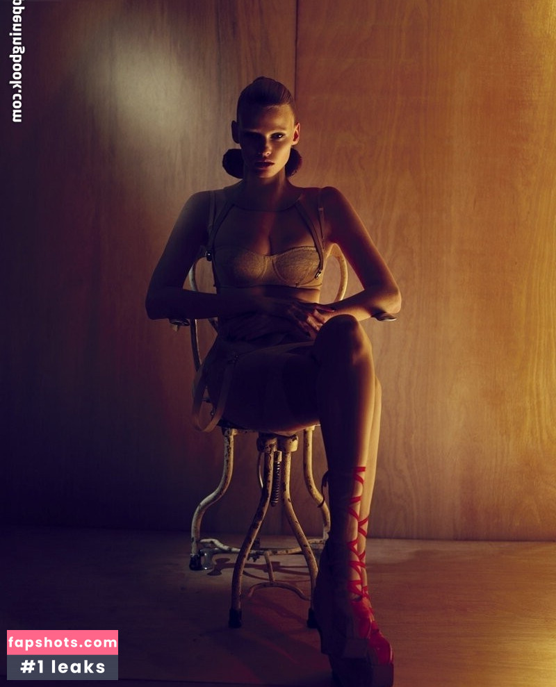 Lara Stone gallery photo #51