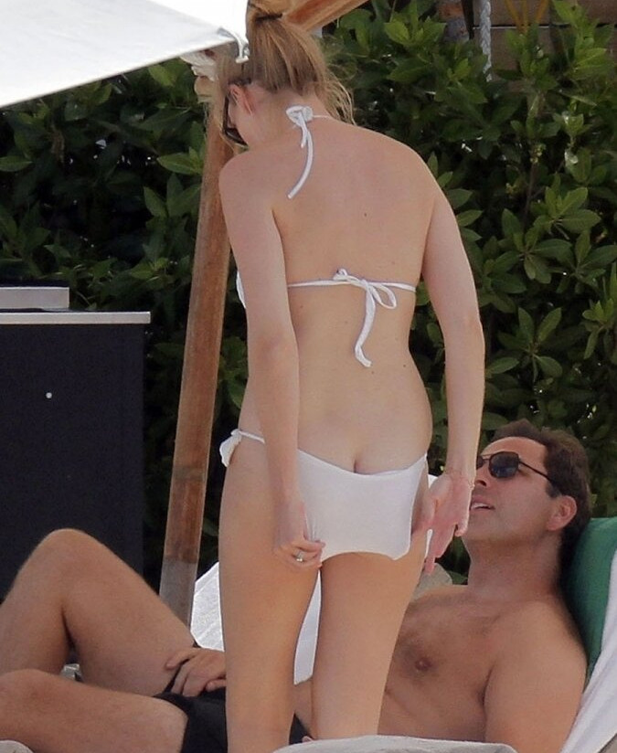 lara-stone gallery photo #39