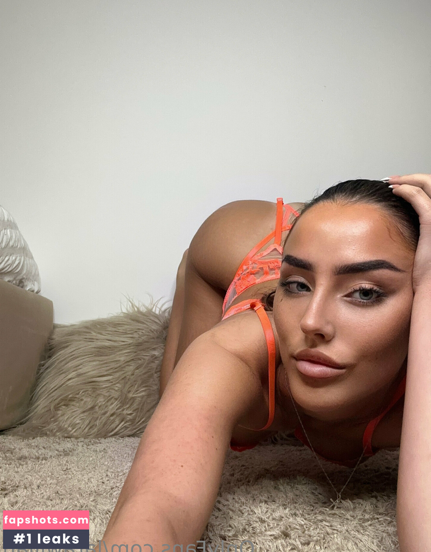 Lara Willan gallery photo #9