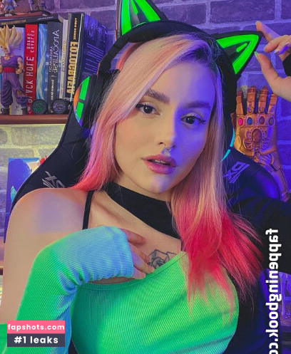 Larie S. gallery photo #9